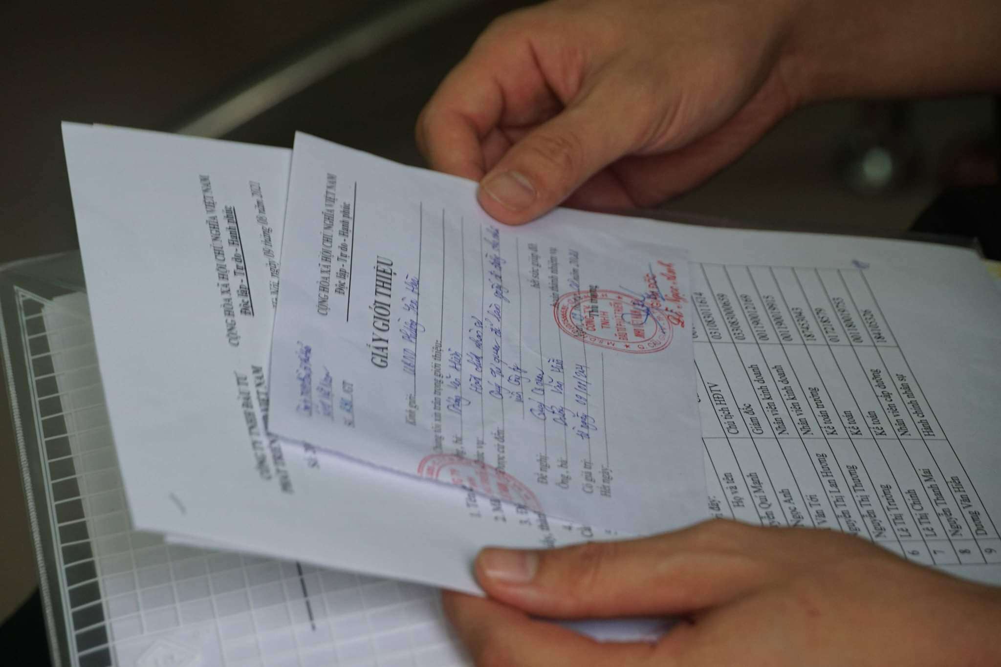 Để được UBND phường x&aacute;c nhận th&igrave; người d&acirc;n phải cung cấp giấy x&aacute;c nhận l&agrave;m việc tại cơ quan, tổ chức, đơn vị, doanh nghiệp...