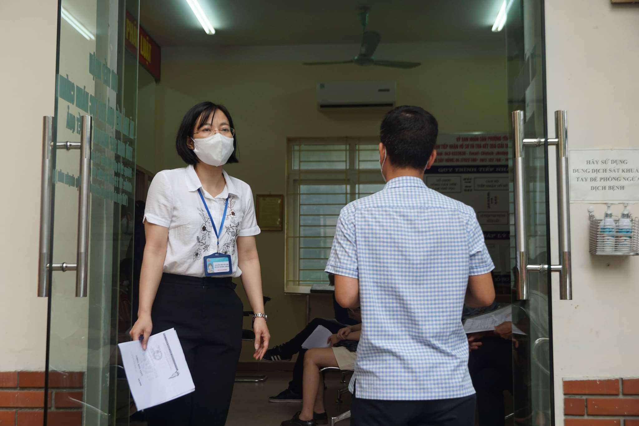 Việc nhiều người đến phường xin giấy x&aacute;c nhận l&agrave; do quy định mới của TP H&agrave; Nội y&ecirc;u cầu giấy đi đường phải do UBND phường x&aacute;c nhận.