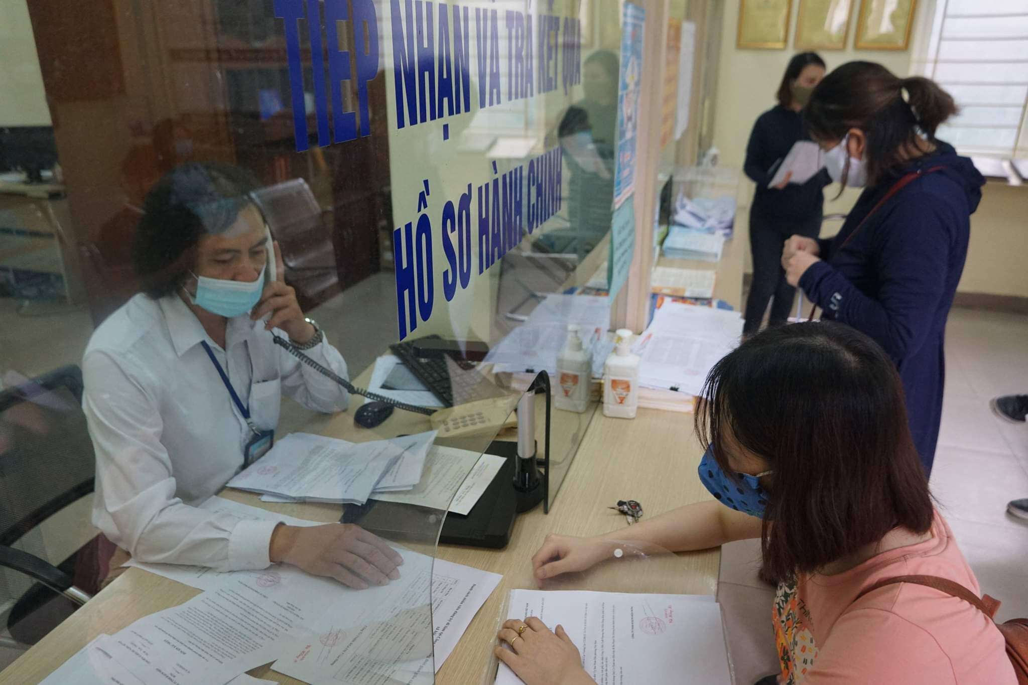 Một người d&acirc;n ở phường Y&ecirc;n H&ograve;a cho biết, ngay trong đ&ecirc;m h&ocirc;m qua, cơ quan đ&atilde; lập danh s&aacute;ch nh&acirc;n sự l&agrave;m việc trực tiếp tại cơ quan v&agrave; c&oacute; k&egrave;m th&ecirc;m lịch trực, nhiệm vụ của c&aacute;c nh&acirc;n vi&ecirc;n để s&aacute;ng nay đến phường xin x&aacute;c nhận.