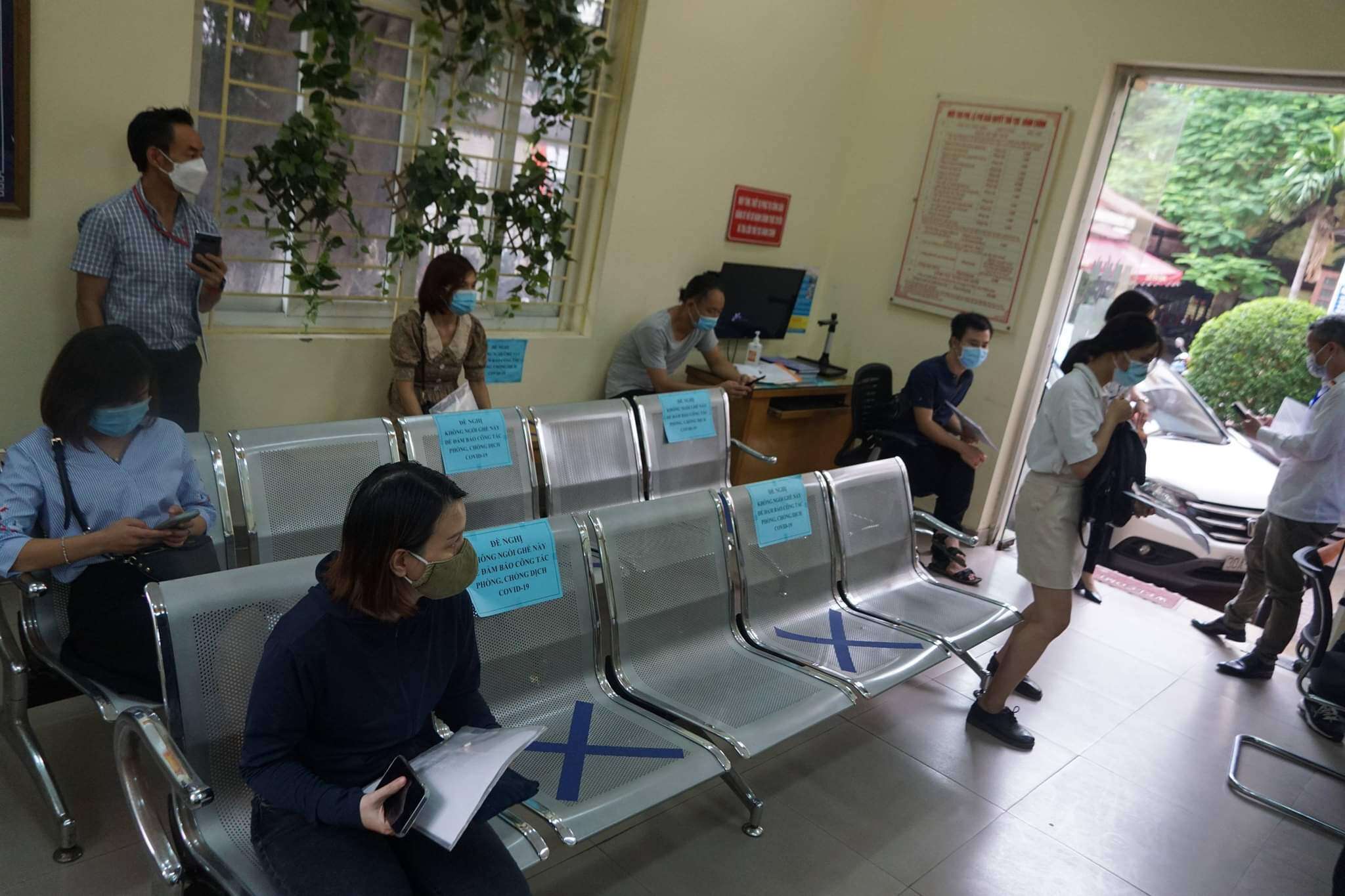 Ghi nhận của PV cho thấy, tại UBND phường Y&ecirc;n Ho&agrave; (Cầu Giấy, H&agrave; Nội), nhiều người d&acirc;n đ&atilde; đến đ&acirc;y để xin x&aacute;c nhận giấy đi đường.