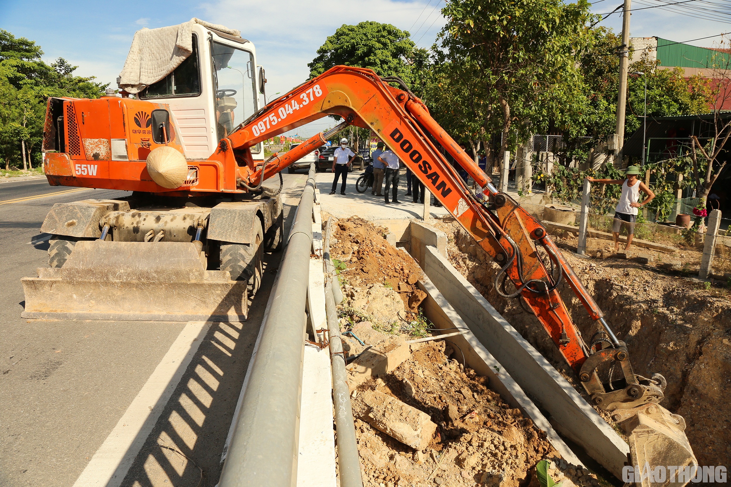 C&aacute;c tuyến đường n&agrave;y do 2 C&ocirc;ng ty CP 456 v&agrave; C&ocirc;ng ty CP 496 tr&uacute;ng thầu duy tu, bảo dưỡng. Cụ thể, C&ocirc;ng ty 496 duy tu bảo dưỡng 243km đường QL12C v&agrave; đường Hồ Ch&iacute; Minh; C&ocirc;ng ty 456 duy tu bảo dưỡng 237km đường QL1 v&agrave; QL8A c&ugrave;ng hầm đ&egrave;o Ngang.