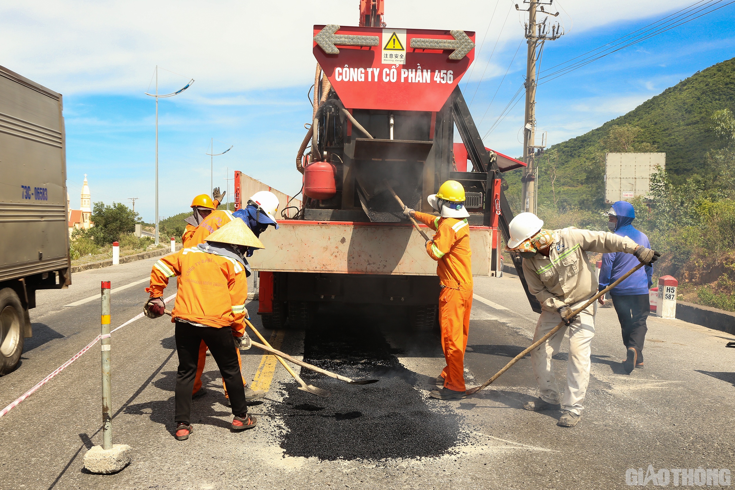 &Ocirc;ng L&ecirc; Th&aacute;i Quang H&agrave;o - Gi&aacute;m đốc C&ocirc;ng ty CP 456 cho biết: C&ocirc;ng ty đ&atilde; bỏ ra 5 tỷ đồng để đầu tư hệ thống d&acirc;y chuyền c&agrave;o b&oacute;c t&aacute;i chế n&oacute;ng tại chỗ. Với d&acirc;y chuyền n&agrave;y, c&aacute;c điểm đường bị rạn nứt, ổ g&agrave; đều được v&aacute; thảm thay v&igrave; v&aacute; l&aacute;ng thủ c&ocirc;ng tuổi thọ ngắn, thiếu bằng phẳng.