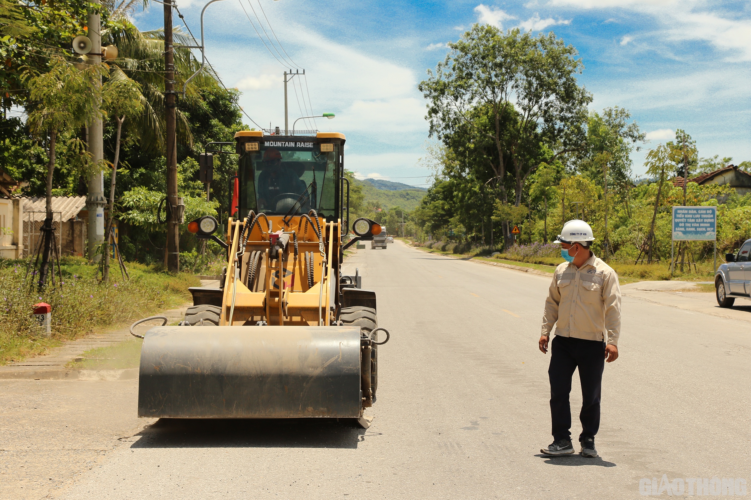 Để n&acirc;ng cao hiệu quả việc qu&eacute;t dọn đất, bụi v&agrave; r&aacute;c tr&ecirc;n c&aacute;c tuyến đường, C&ocirc;ng ty CP 496 đ&atilde; đầu tư mua lu&ocirc;n cả hệ thống qu&eacute;t dọn đường trị gi&aacute; gần 1 tỷ đồng. Một c&ocirc;ng nh&acirc;n tr&ecirc;n tuyến cho biết: Nếu như trước đ&acirc;y một nh&oacute;m c&ocirc;ng nh&acirc;n 4 - 5 người l&agrave;m 1 buổi chỉ qu&eacute;t dọn được 1 đoạn đường chừng 2km. Th&igrave; nay, chỉ cần 1 m&aacute;y chạy 1 buổi l&agrave; cả chục km đường được qu&eacute;t gọn sạch sẽ.