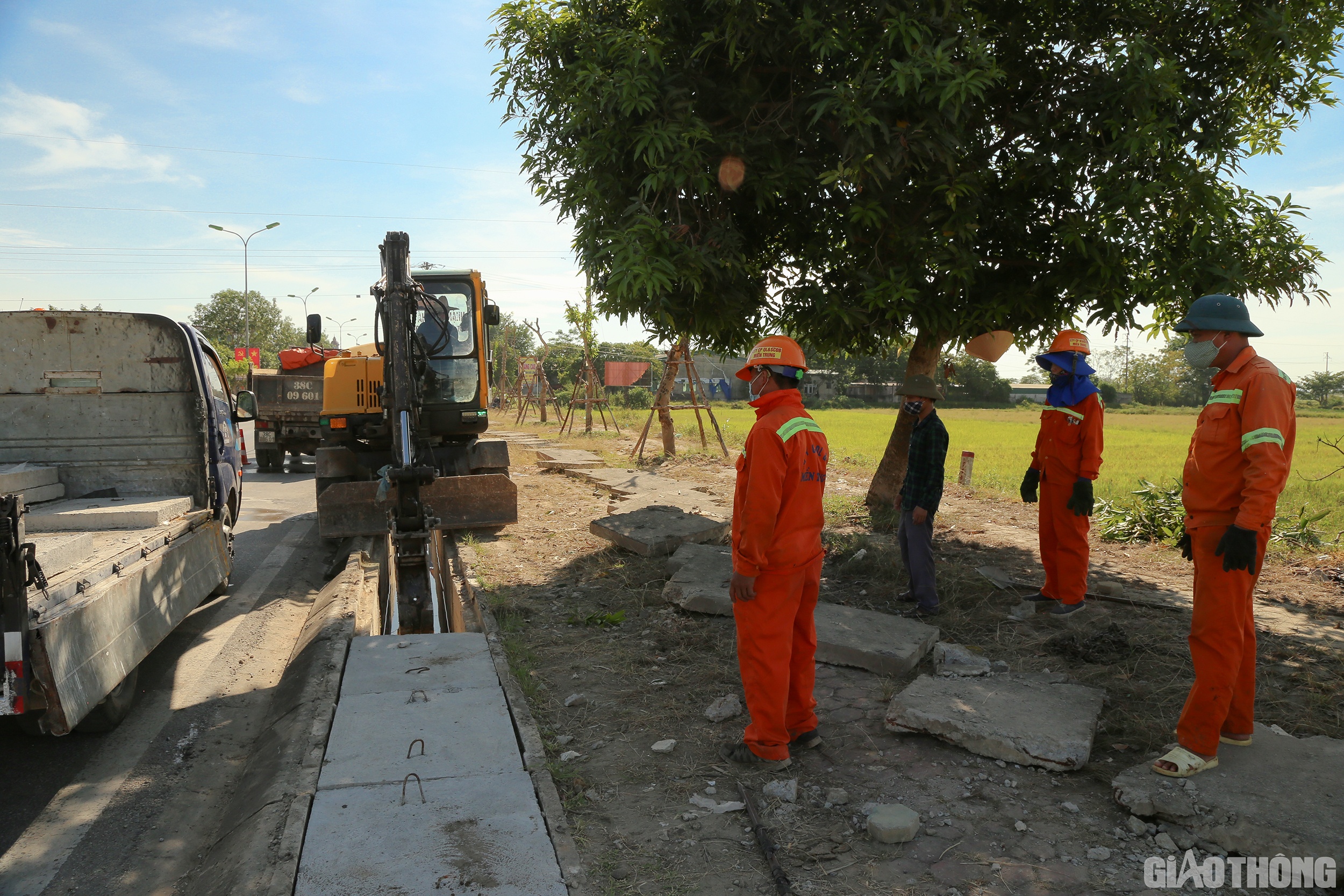 Việc cơ giới h&oacute;a vừa n&acirc;ng cao hiệu quả c&ocirc;ng việc, giảm bớt nh&acirc;n c&ocirc;ng, đồng thời thể hiện t&iacute;nh chuy&ecirc;n nghiệp, hiện đại của đơn vị bảo tr&igrave;. (Trong h&igrave;nh l&agrave; c&ocirc;ng nh&acirc;n của C&ocirc;ng ty CP 456 đang d&ugrave;ng m&aacute;y m&uacute;c với loại g&agrave;u cải tiến để v&eacute;t r&atilde;nh v&agrave; thay thế nắp đậy r&atilde;nh k&iacute;n bị hư hỏng)