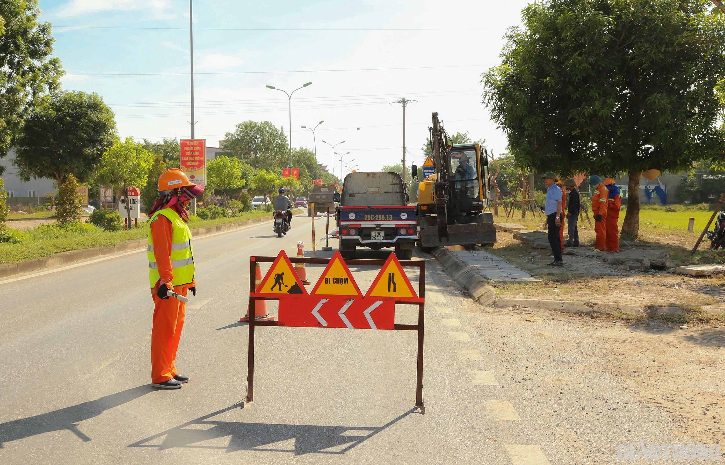Tr&aacute;i ngược ho&agrave;n to&agrave;n với trước đ&acirc;y, việc duy tu bảo dưỡng c&aacute;c tuyến đường n&oacute;i tr&ecirc;n đ&atilde; được cơ giới h&oacute;a rất nhiều để thay thế c&aacute;ch l&agrave;m thủ c&ocirc;ng "hao người, tốn sức".