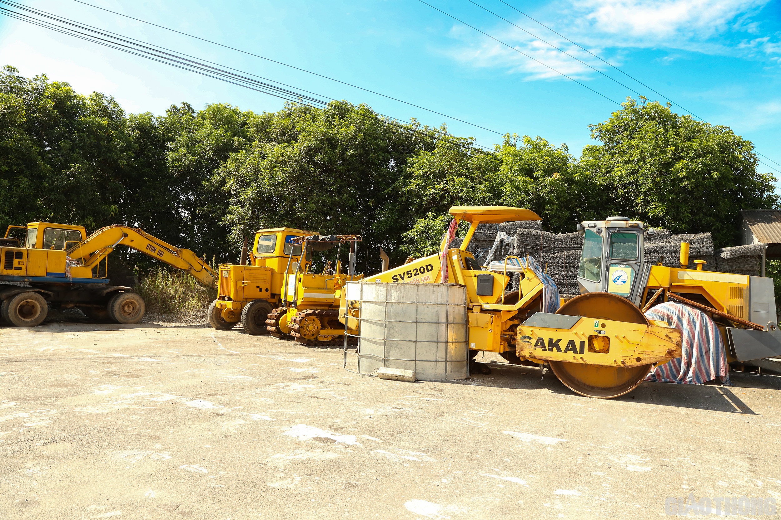 Ngo&agrave;i c&aacute;c loại vật liệu dự ph&ograve;ng, rất nhiều m&aacute;y m&oacute;c cũng đ&atilde; được huy động đến c&aacute;c hạt khu vực xung yếu để khi c&oacute; sự cố tr&ecirc;n tuyến c&oacute; thể xử l&yacute; để đảm bảo giao th&ocirc;ng lu&ocirc;n an to&agrave;n, th&ocirc;ng suốt trong m&ugrave;a mưa b&atilde;o.