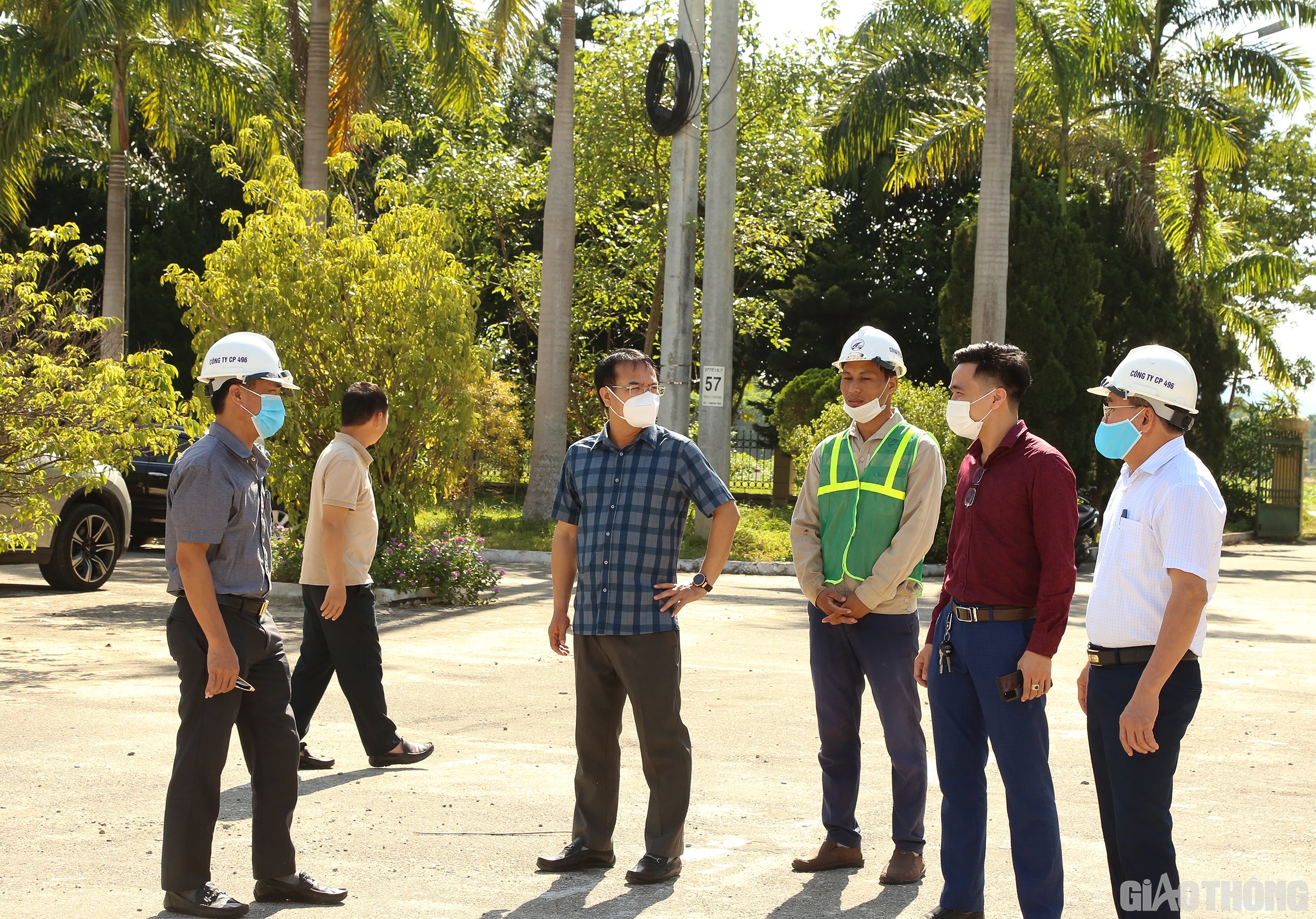 Ng&agrave;y 12/8, PV B&aacute;o Giao th&ocirc;ng đ&atilde; theo ch&acirc;n đo&agrave;n c&ocirc;ng t&aacute;c Cục QLĐBII đi kiểm tra đột xuất c&ocirc;ng t&aacute;c duy tu, bảo dưỡng đường bộ tr&ecirc;n c&aacute;c tuyến đường QL1, QL8, QL12C v&agrave; đường Hồ Ch&iacute; Minh đoạn qua c&aacute;c tỉnh H&agrave; Tĩnh, Quảng B&igrave;nh.