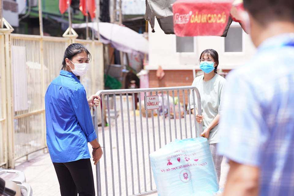 Bước đầu, 2 gia đ&igrave;nh tr&ecirc;n địa b&agrave;n phường v&agrave; Đo&agrave;n Thanh ni&ecirc;n phường sẽ phối hợp nấu cơm ph&aacute;t cho người d&acirc;n trong v&ograve;ng một tuần. Tuy nhi&ecirc;n, tới h&ocirc;m nay, qua sự cố gắng gi&uacute;p sức của người d&acirc;n, lan tỏa những h&agrave;nh động tốt đẹp trong l&uacute;c kh&oacute; khăn, n&ecirc;n c&oacute; người g&oacute;p rau, người g&oacute;p thịt, người g&oacute;p c&aacute; để k&eacute;o d&agrave;i thời gian hơn nữa, cố gắng hết đợt gi&atilde;n c&aacute;ch x&atilde; hội.