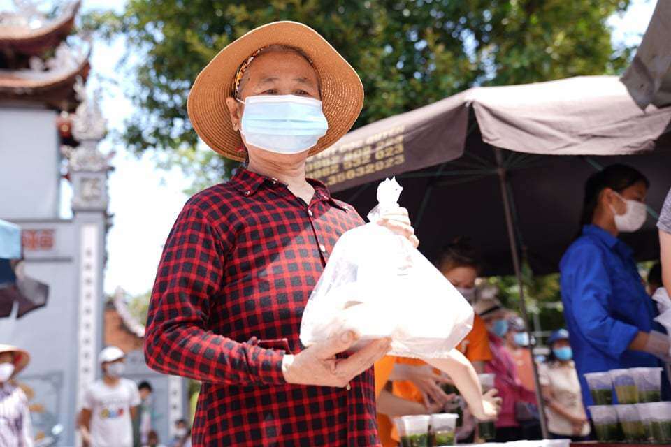 Người đến nhận suất ăn 0 đồng tại đ&acirc;y b&agrave;y tỏ niềm vui, niềm x&uacute;c động trước việc cơ quan chức năng v&agrave; nh&agrave; hảo t&acirc;m tổ chức ph&aacute;t cơm miễn ph&iacute;.