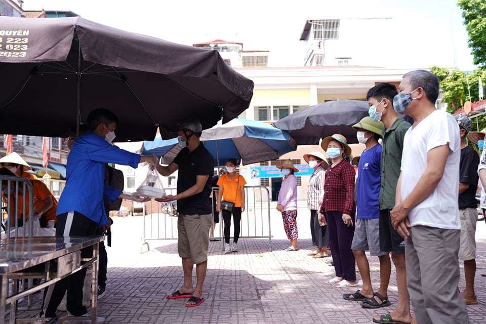 Mấy ng&agrave;y nay, cứ mỗi buổi trưa trong khu&ocirc;n vi&ecirc;n Nh&agrave; văn h&oacute;a tổ d&acirc;n phố 1-3, phường Ph&uacute; Đ&ocirc;, quận Nam Từ Li&ecirc;m, TP H&agrave; Nội, từng h&agrave;ng người l&agrave; những lao động ngh&egrave;o, sinh vi&ecirc;n mắc kẹt tại H&agrave; Nội xếp h&agrave;ng ngay ngắn để nhận những suất cơm miễn ph&iacute;.