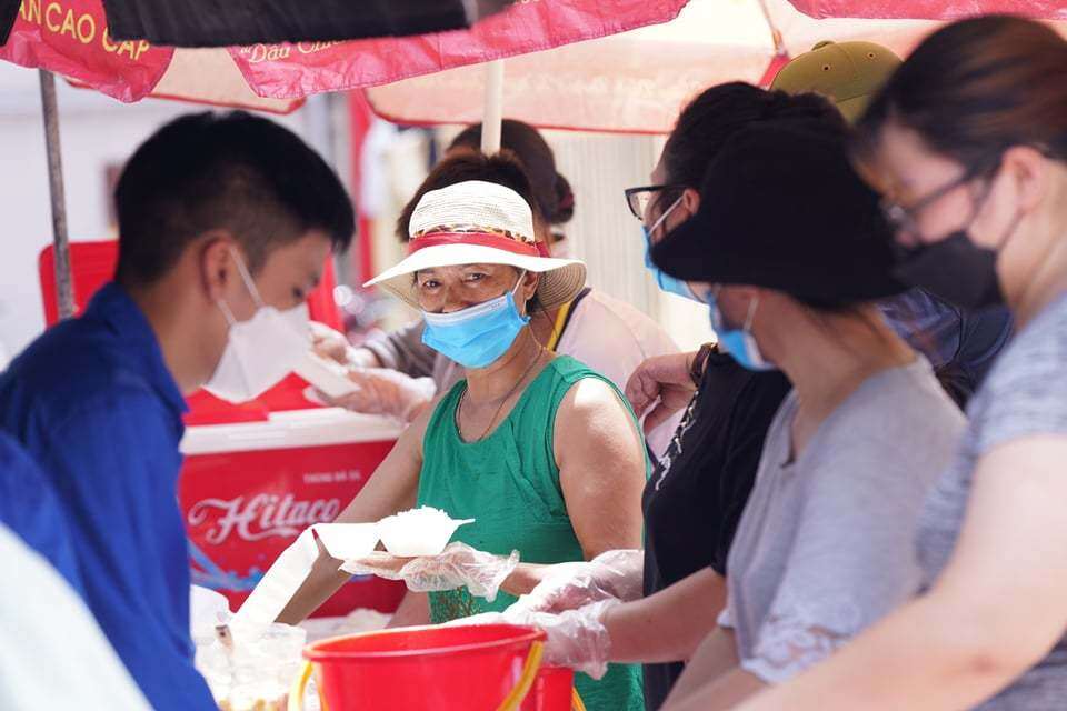 D&ugrave; l&agrave; bữa cơm 0 đồng nhưng thức ăn v&agrave; cơm được chuẩn bị rất đa dạng, nhiều m&oacute;n v&agrave; dễ ăn.