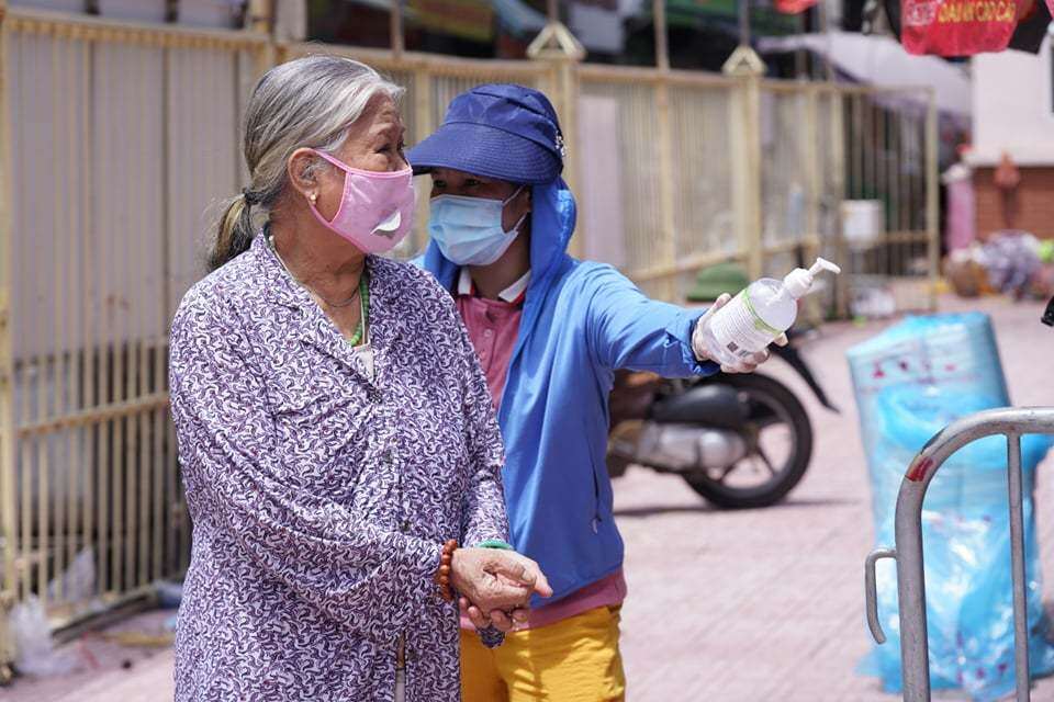 Những người đến đ&acirc;y phải tu&acirc;n thủ nghi&ecirc;m ngặt quy định ph&ograve;ng chống dịch Covid-19.