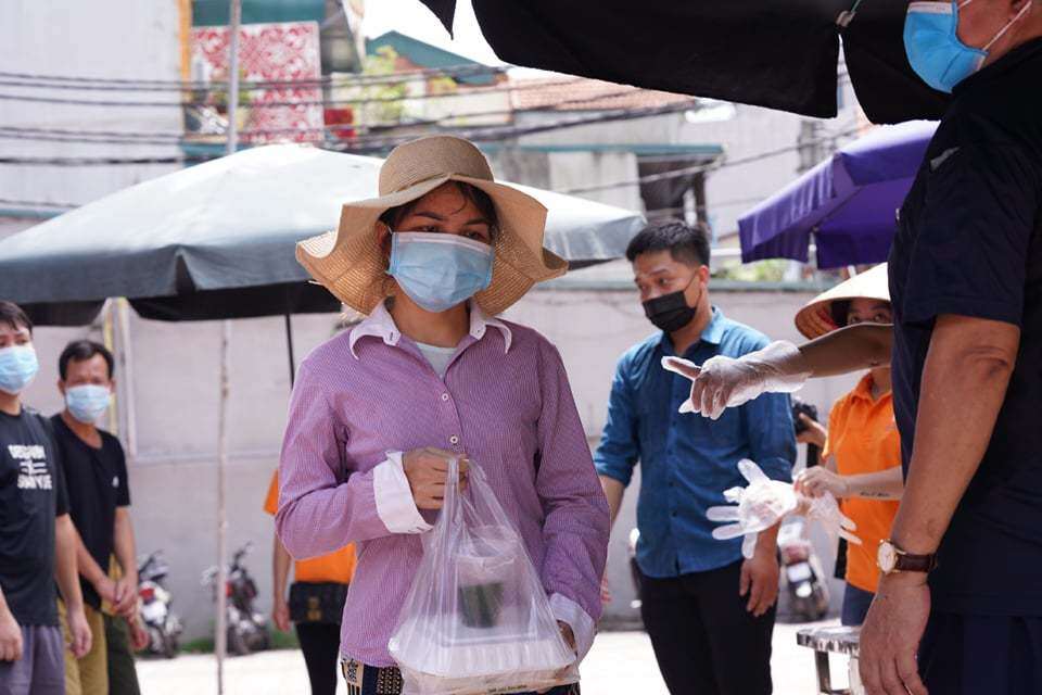Chị Ng&ocirc; Thị Nh&agrave;n, B&iacute; thư Đo&agrave;n TNCS Hồ Ch&iacute; Minh phường Ph&uacute; Đ&ocirc; cho biết, h&agrave;ng ng&agrave;y nh&oacute;m cố gắng duy tr&igrave; hơn 200 suất ăn miễn ph&iacute; cho người d&acirc;n, mỗi suất c&oacute; chi ph&iacute; khoảng 35.000-40.000 đồng.