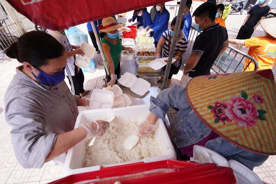 "Bữa cơm 0 đồng" n&agrave;y được Đo&agrave;n Thanh ni&ecirc;n phường Ph&uacute; Đ&ocirc; phối hợp c&ugrave;ng 2 hộ gia đ&igrave;nh tr&ecirc;n địa b&agrave;n phường tổ chức l&agrave;m từ thiện.