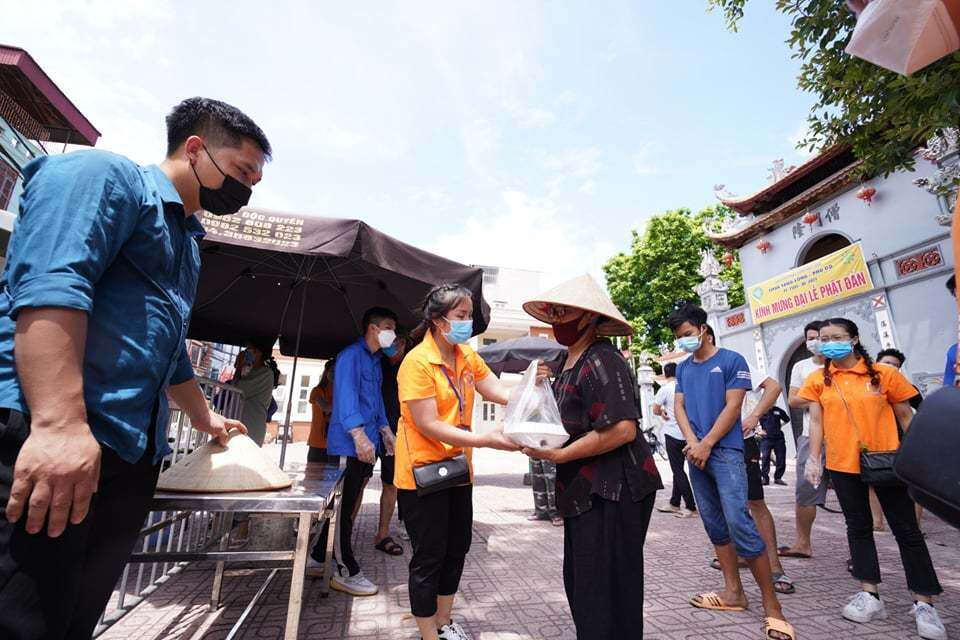 Sau khi được tổ chức, c&oacute; kh&aacute; đ&ocirc;ng người đến đ&acirc;y nhận những suất cơm miễn ph&iacute;.