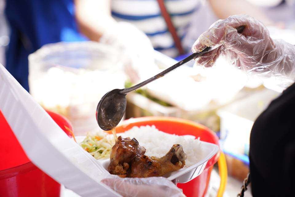 Những suất cơm được những đo&agrave;n vi&ecirc;n, thanh ni&ecirc;n t&igrave;nh nguyện, người d&acirc;n nhanh ch&oacute;ng phục vụ người d&acirc;n.