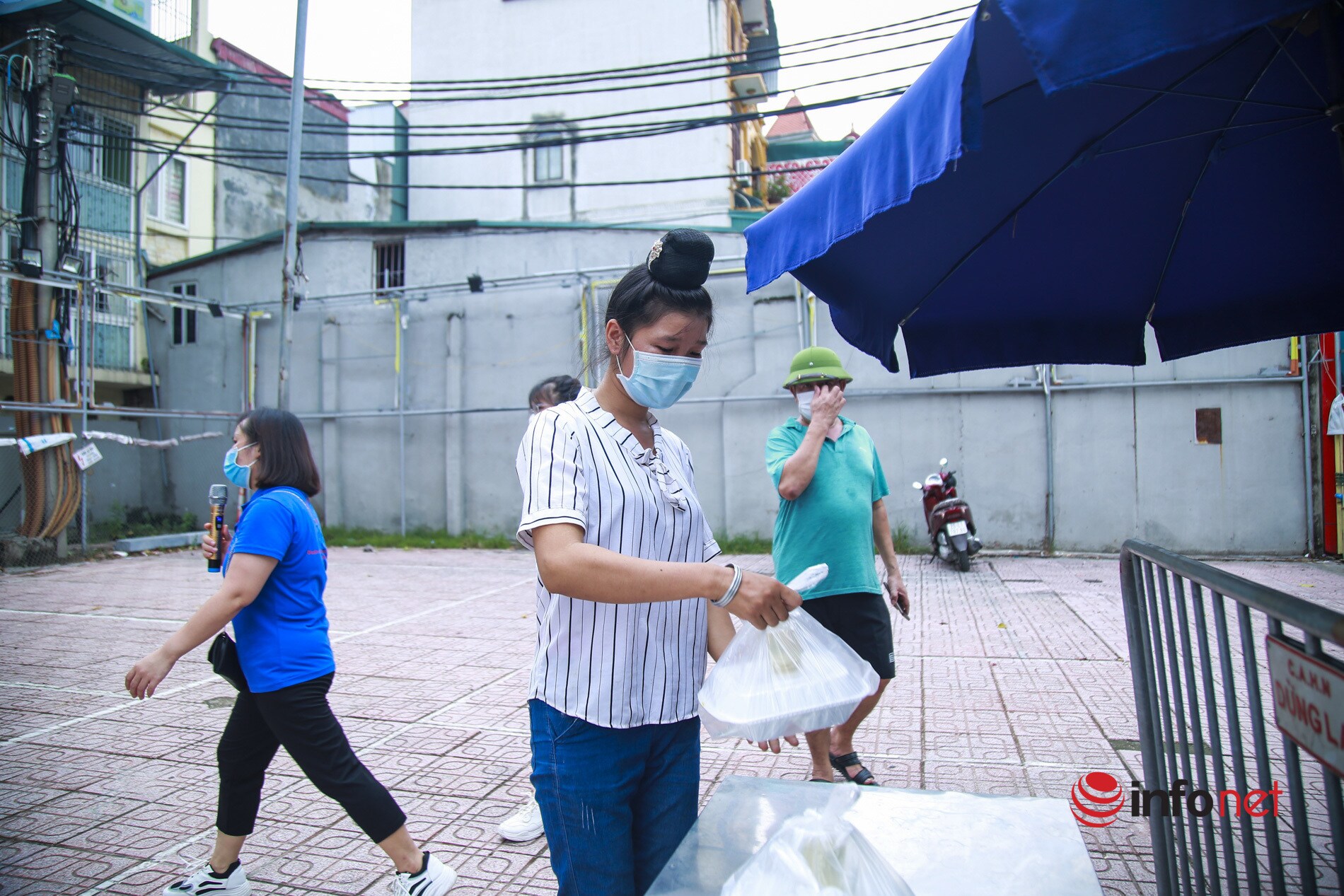 Chị C&agrave; Thị Ngọc (24 tuổi, qu&ecirc; ở Sơn La đang l&agrave;m việc tại H&agrave; Nội) cho biết: "Mấy h&ocirc;m nay  c&oacute; chị h&agrave;ng x&oacute;m gần khu trọ chỉ ra đ&acirc;y lấy cơm miễn ph&iacute;. Nhận hộp cơm thấy đầy đủ m&oacute;n, nhiều thức ăn m&agrave; mừng qu&aacute;, kh&ocirc;ng k&igrave;m được nước mắt. L&uacute;c kh&oacute; khăn n&agrave;y, c&oacute; được bữa ăn đủ cơm, rau, trứng... đ&aacute;ng qu&yacute; v&ocirc; c&ugrave;ng''.