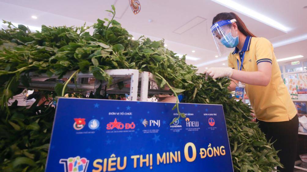 Ngo&agrave;i c&aacute;c điểm ph&aacute;t cơm miễn ph&iacute;, những ng&agrave;y gi&atilde;n c&aacute;ch x&atilde; hội tại H&agrave; Nội cũng h&igrave;nh th&agrave;nh c&aacute;c "si&ecirc;u thị 0 đồng" gi&uacute;p đỡ người d&acirc;n gặp kh&oacute; khăn.