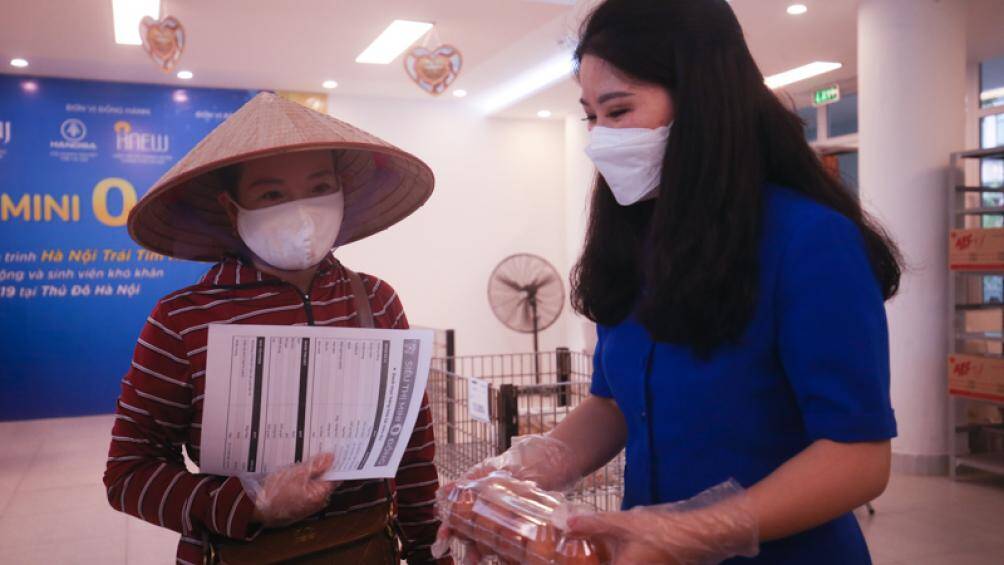 Trước đ&oacute;, Li&ecirc;n đo&agrave;n Lao động TP H&agrave; Nội đề nghị mỗi quận, huyện, thị x&atilde;; C&ocirc;ng đo&agrave;n ng&agrave;nh, C&ocirc;ng đo&agrave;n Khu C&ocirc;ng nghiệp v&agrave; chế xuất H&agrave; Nội tổ chức &iacute;t nhất 1 "si&ecirc;u thị 0 đồng" tại những nơi tập trung đ&ocirc;ng c&ocirc;ng nh&acirc;n lao động hoặc bố tr&iacute; &iacute;t nhất 1 "chuyến xe si&ecirc;u thị 0 đồng" thường trực h&agrave;ng ng&agrave;y, để kịp thời tiếp nhận v&agrave; thực hiện hỗ trợ khẩn cấp cho đo&agrave;n vi&ecirc;n, người lao động.