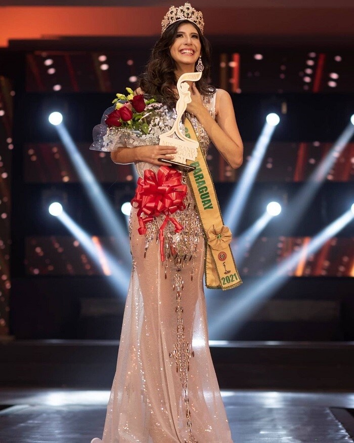 Andrea Jimena Sosa đăng quang Miss Grand Paraguay 2021. Andrea năm nay 21 tuổi, cao 175 cm. C&ocirc; l&agrave; người mẫu chuy&ecirc;n nghiệp, th&ocirc;ng thạo nhiều ng&ocirc;n ngữ như tiếng T&acirc;y Ban Nha, tiếng Anh&hellip;