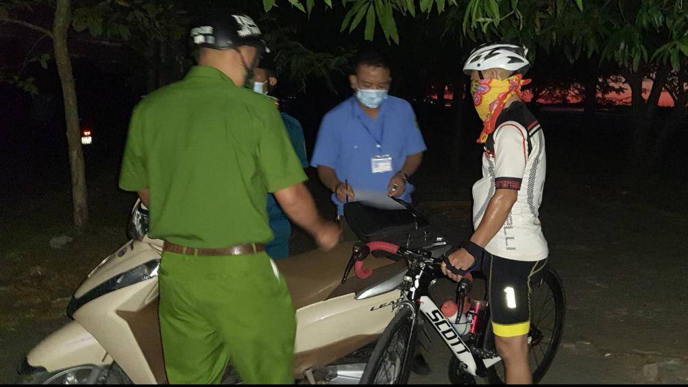 Lực lượng chức năng TP Vinh đi tuần tra xử l&yacute; c&aacute;c trường hợp cố t&igrave;nh vi phạm chỉ thị 16 về gi&atilde;n c&aacute;ch x&atilde; hội ph&ograve;ng chống Covid-19 (Ảnh: FB Qu&acirc;n Sự L&agrave;ng Đỏ)