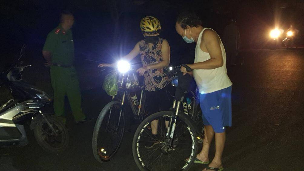 Những người n&agrave;y ngay lập tức được lực lượng c&ocirc;ng an kiểm tra, tuy&ecirc;n truyền về quy định ph&ograve;ng chống dịch