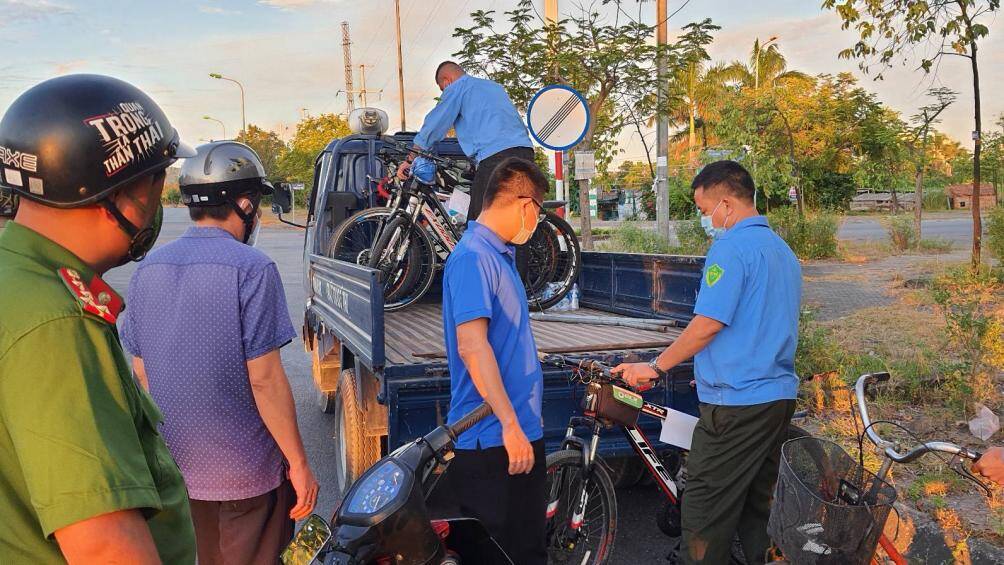Cũng theo &ocirc;ng Kh&aacute;nh, hầu hết người d&acirc;n đều chấp h&agrave;nh tốt. C&aacute;c h&agrave;ng qu&aacute;n trong khu vực đa số đều đ&oacute;ng cửa, những nơi mở cửa đều thực hiện tốt c&aacute;c biện ph&aacute;p ph&ograve;ng dịch v&agrave; chỉ b&aacute;n mang về.
