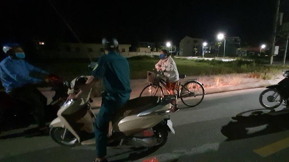 D&ugrave; quyết định gi&atilde;n c&aacute;ch x&atilde; hội c&oacute; hiệu lực từ 0h ng&agrave;y 17/8, nhưng v&agrave;o s&aacute;ng sớm vẫn c&oacute; những người ra đường kh&ocirc;ng c&oacute; l&yacute; do ch&iacute;nh đ&aacute;ng