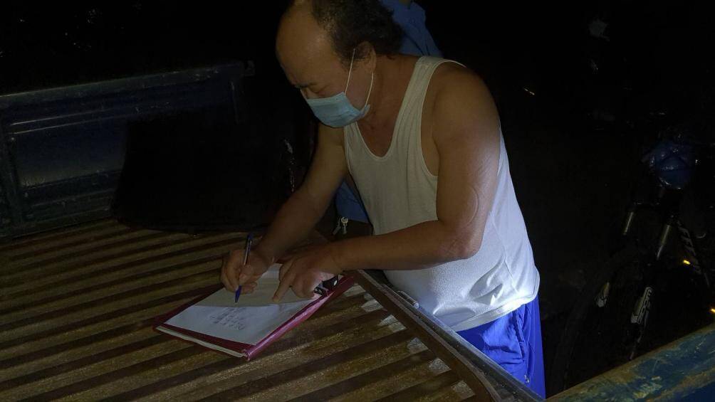 Sau khi được tuy&ecirc;n truyền, người đ&agrave;n &ocirc;ng n&agrave;y đ&atilde; nhận ra sai phạm, chấp h&agrave;nh việc lập bi&ecirc;n bản v&agrave; cam kết kh&ocirc;ng t&aacute;i phạm