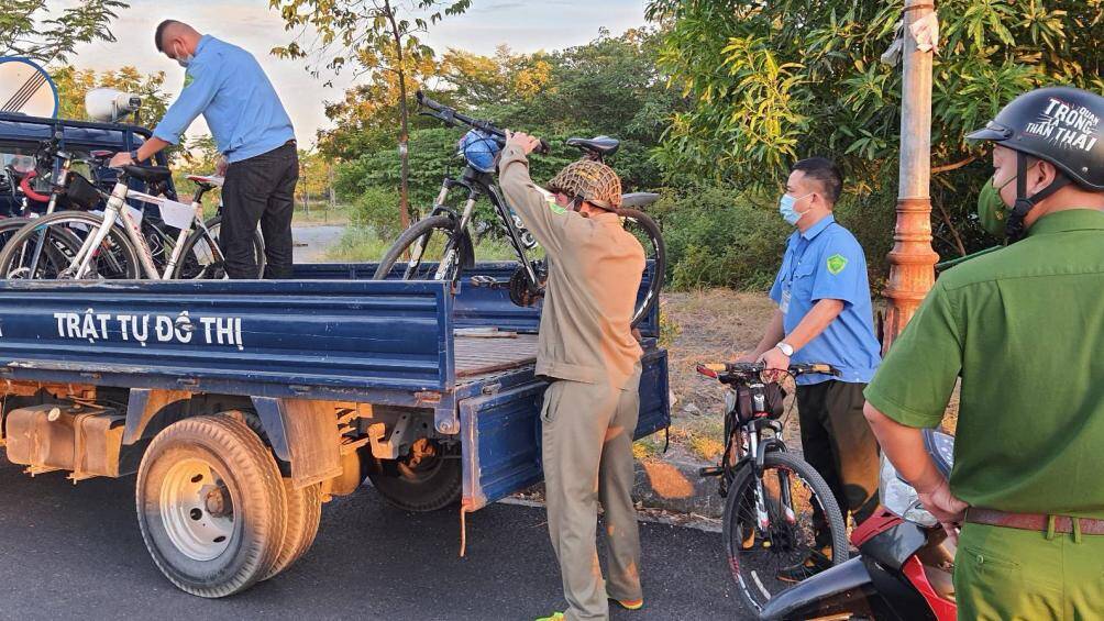 Trong thời gian hơn 2 tiếng buổi s&aacute;ng, lực lượng chức năng đ&atilde; ph&aacute;t hiện cả chục trường hợp vi phạm