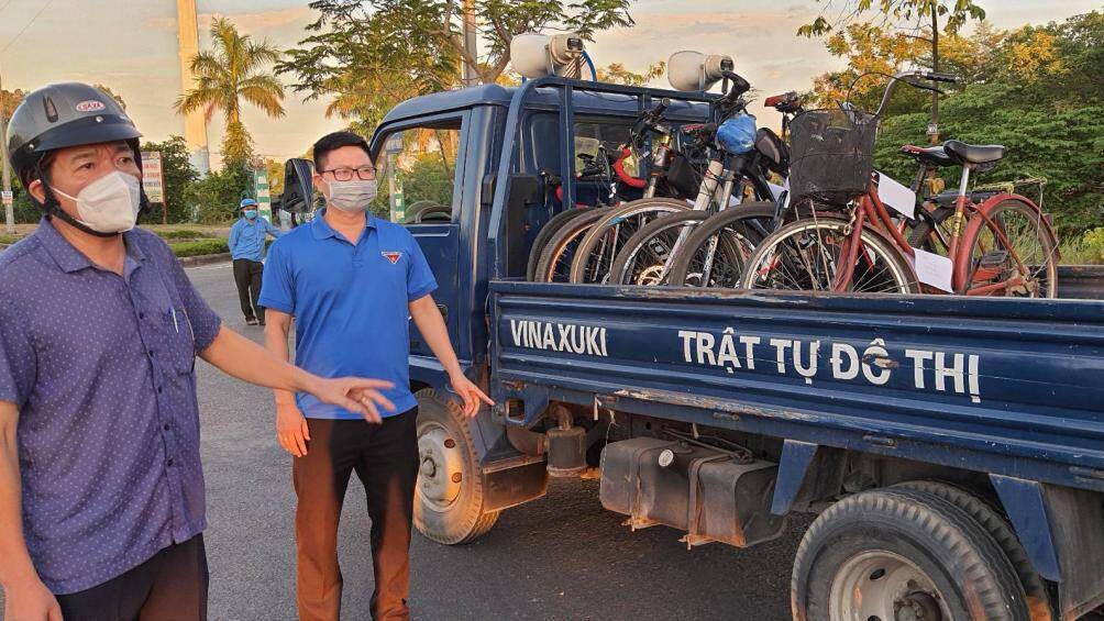 &Ocirc;ng Nguyễn Ngọc Kh&aacute;nh - Chủ tịch UBND phường Hưng Dũng, TP Vinh cho biết: Chỉ v&agrave;i giờ tuần tra, lực lượng chức năng của phường đ&atilde; lập bi&ecirc;n bản v&agrave; thu giữ 9 xe đạp của người d&acirc;n vi phạm chỉ thị 16