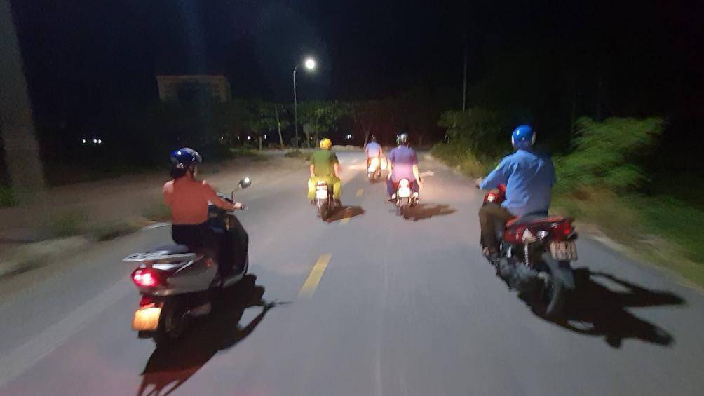 Từ 4 giờ s&aacute;ng lực lượng chức năng gồm l&atilde;nh đạo UBND phường, c&ocirc;ng an, đại diện một số tổ chức đo&agrave;n thể đi  quanh khu vực phường m&igrave;nh để kiểm tra việc chấp h&agrave;nh ph&ograve;ng chống dịch của người d&acirc;n