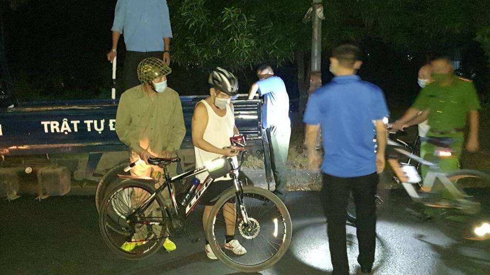 Khi được hỏi, tất cả người vi phạm đều khẳng định hiểu r&otilde; mối nguy hiểm của dịch, nhưng nghĩ rằng s&aacute;ng sớm kh&ocirc;ng c&oacute; người, họ tranh thủ đi tập thể dục để n&acirc;ng cao sức khỏe