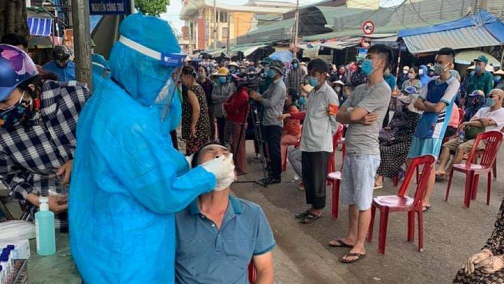 Tuy nhi&ecirc;n, do đợt b&ugrave;ng ph&aacute;t n&agrave;y c&oacute; dấu hiệu l&acirc;y lan nhanh, c&aacute;c ca mắc c&oacute; lịch tr&igrave;nh phức tạp, tiếp x&uacute;c nhiều người, ở nhiều nơi n&ecirc;n tỉnh Nghệ An đ&atilde; quyết định &aacute;p dụng Chỉ thị 16 từ 0h ng&agrave;y 17/8 với hi vọng sẽ nhanh ch&oacute;ng ngăn chặn dịch, bảo vệ được sức khỏe cho người d&acirc;n