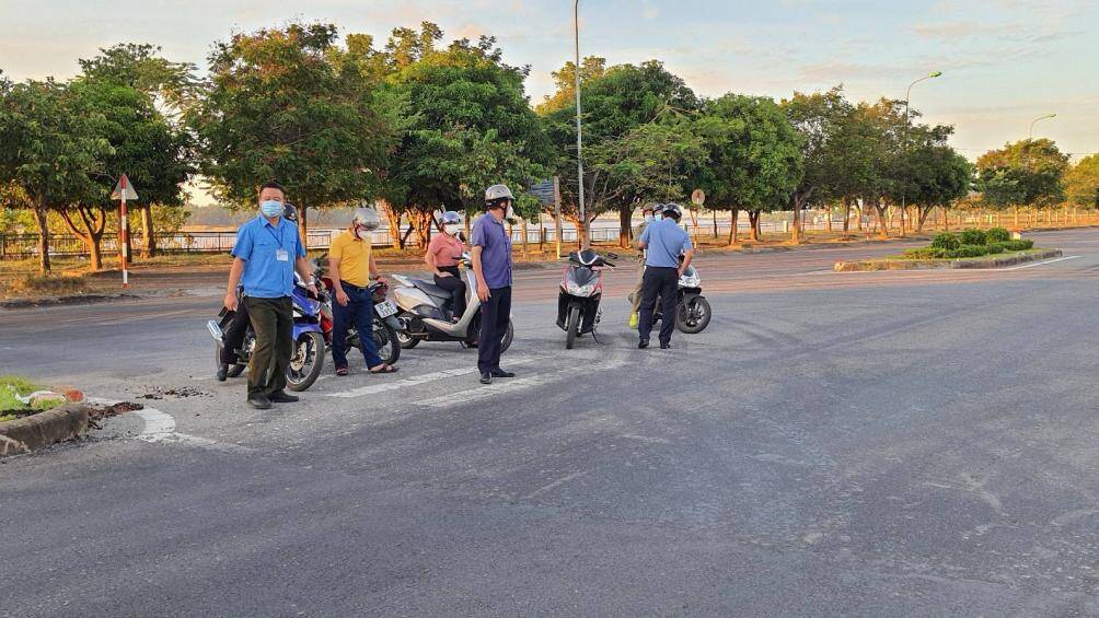 Trục đường ven s&ocirc;ng Lam v&agrave; khu vực c&aacute;c hồ điều h&ograve;a l&agrave; nơi người d&acirc;n hay tụ tập h&oacute;ng m&aacute;t được lực lượng chức năng kiểm tra thường xuy&ecirc;n