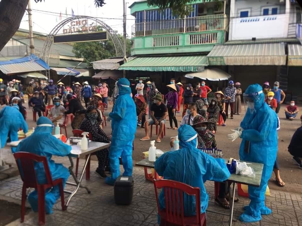 Trước đ&oacute;, v&agrave;o ng&agrave;y 14/7 sau khi ph&aacute;t hiện ổ dịch Covid-19 mới b&ugrave;ng ph&aacute;t ở khu vực Chợ đầu mối Vinh, tỉnh Nghệ An đ&atilde; quyết định &aacute;p dụng biện ph&aacute;p gi&atilde;n c&aacute;ch x&atilde; hội theo chỉ thị 15 v&agrave; tiến h&agrave;nh c&aacute;c biện ph&aacute;p truy vết, dập dịch.