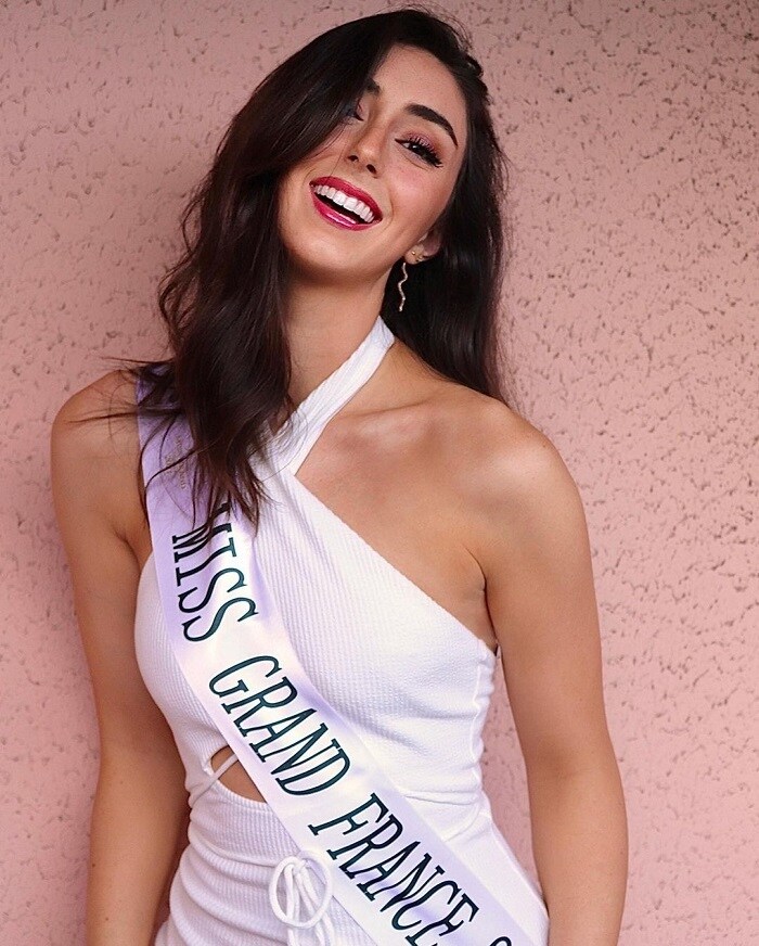 &Eacute;lodie Sirulnick, 24 tuổi l&agrave; đại diện của Ph&aacute;p, c&oacute; chiều cao 1m79. C&ocirc; l&agrave; thạc sĩ về truyền th&ocirc;ng, tiếp thị v&agrave; quản l&yacute;.