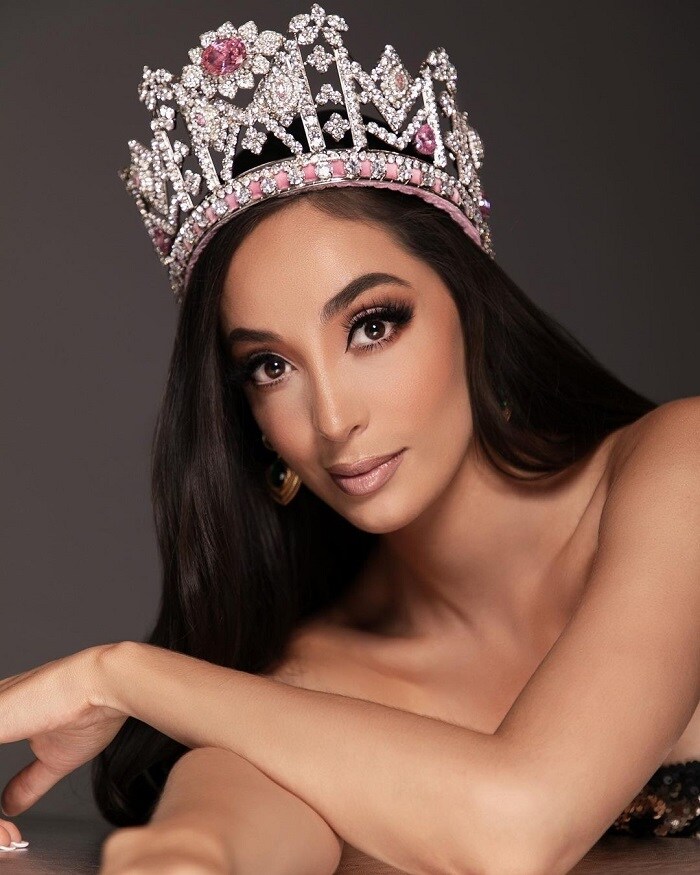 Đại diện Bolivia l&agrave; Elo&iacute;sa Guti&eacute;rrez Rend&oacute;n, 23 tuổi. C&ocirc; l&agrave; người mẫu, MC, diễn vi&ecirc;n, tốt nghiệp chuy&ecirc;n ng&agrave;nh diễn xuất tại Đại học Nghệ thuật Biểu diễn Argos Casazul. Người đẹp c&ograve;n sở hữu một thương hiệu thời trang ri&ecirc;ng.