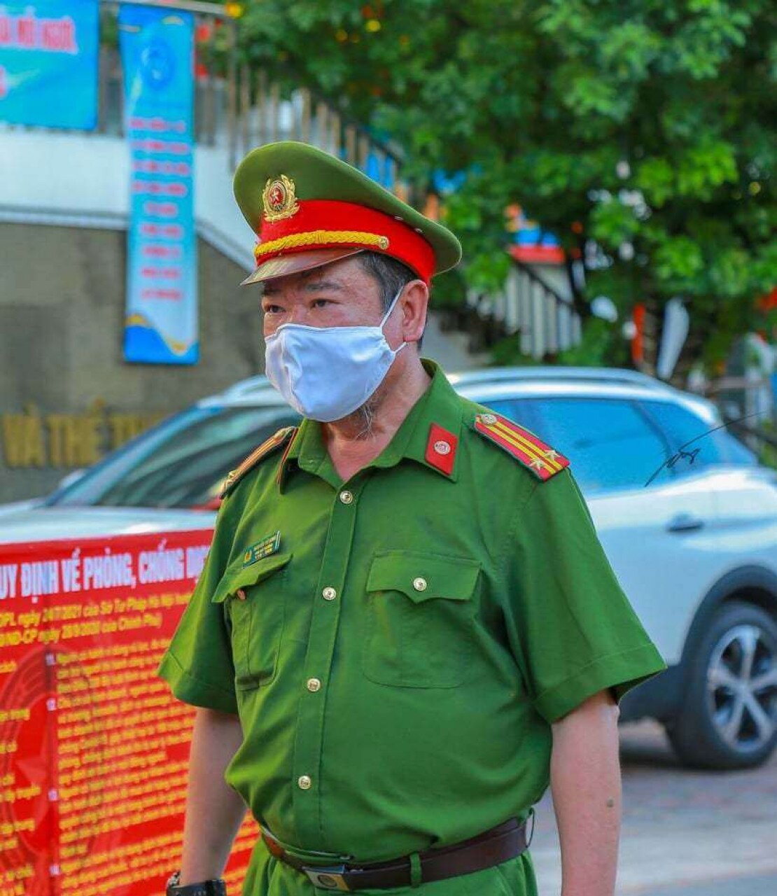 Căng mình dưới cái nắng oi ả, ông Nguyễn Vũ Long, Phó Trưởng Công an phường Cầu Dền (quận Hai Bà Trưng) thông tin, tổ công tác tại các chốt thay ca liên tục trong việc túc trực, đảm bảo việc kiểm soát người và phương tiện trong việc chấp hành quy định để sớm đẩy lùi dịch bệnh.