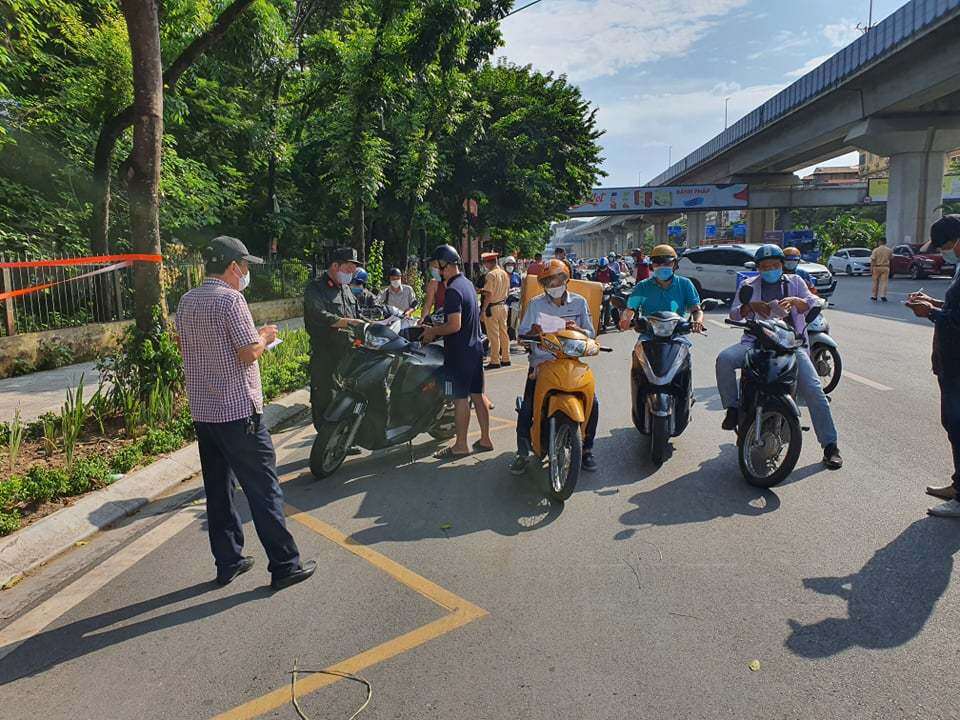 Hà Nội đang giãn cách xã hội theo Chỉ thị 16, dự kiến đến 6h ngày 23/8. Chính quyền yêu cầu mọi người dân ở tại nhà, chỉ ra ngoài trong trường hợp thật sự cần thiết. Tuy nhiên, vài ngày gần đây, lượng người ra đường ở Hà Nội vẫn khá đông phương tiện qua lại, khiến lực lượng chức năng phải tăng cường kiểm tra, kiểm soát.