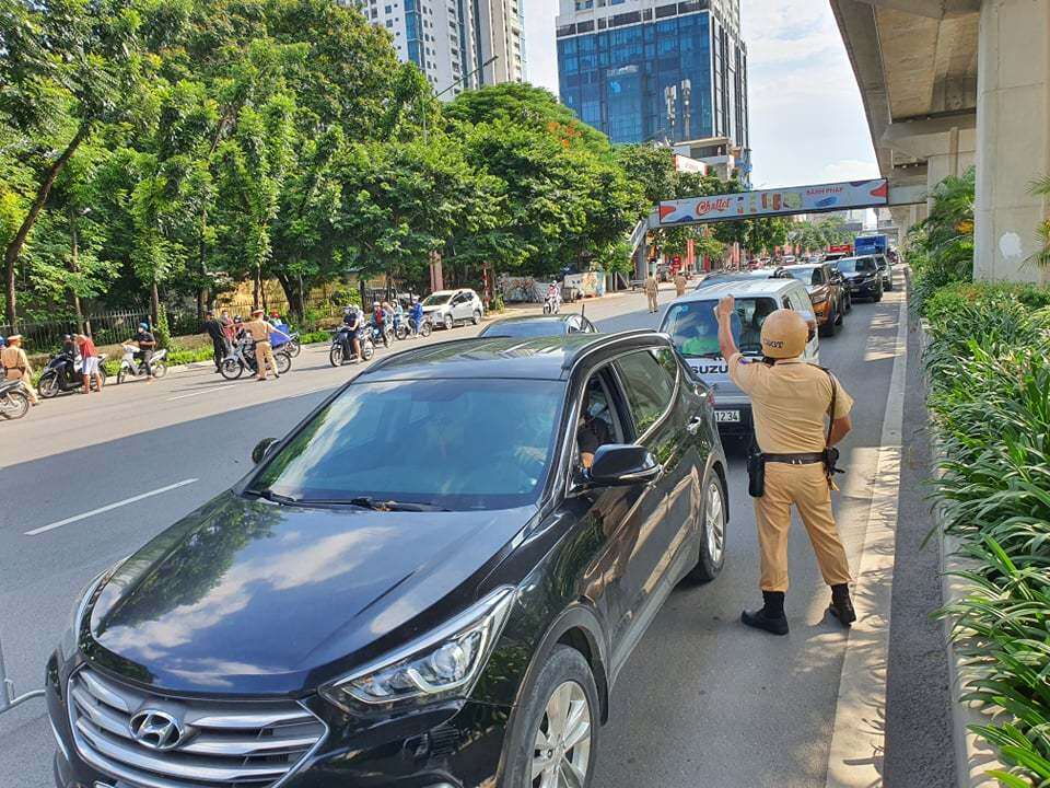 Từ 15h chiều 16/8, Công an TP Hà Nội lập thêm 6 tổ công tác phối hợp các lực lượng cảnh sát cơ động, CSGT, công an địa bàn... để kiểm soát người ra đường trên các tuyến phố chính của 12 quận nội thành. Khung giờ hoạt động mỗi ngày của các tổ sẽ linh hoạt, tùy vào diễn biến giao thông từng tuyến đường.