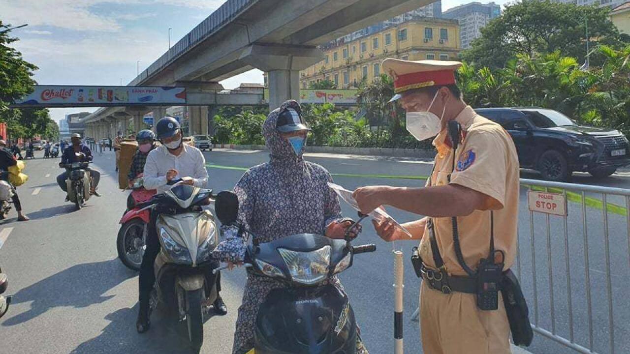 Đại tá Nguyễn Hồng Ky, Phó giám đốc Công an TP Hà Nội cho biết, chúng ta đã kiểm soát tình hình dịch bệnh rất tốt thời gian qua. Tuy nhiên, vài ngày gần đây còn có hiện tượng người dân ra đường tương đối đông.