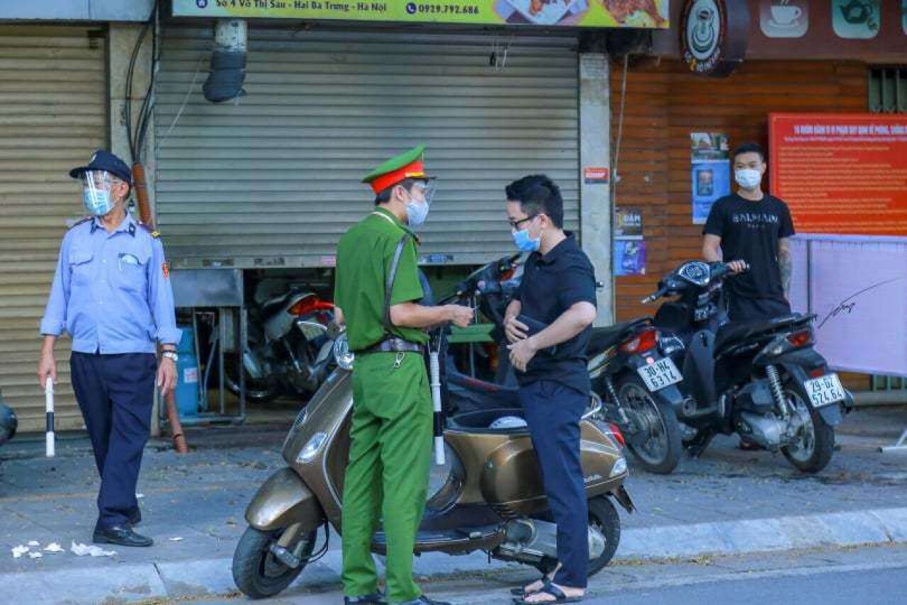 Ngoài việc kiểm tra giấy tờ người đi đường, tổ công tác lưu động Công an quận Hai Bà Trưng còn xử phạt những trường hợp vi phạm luật giao thông.