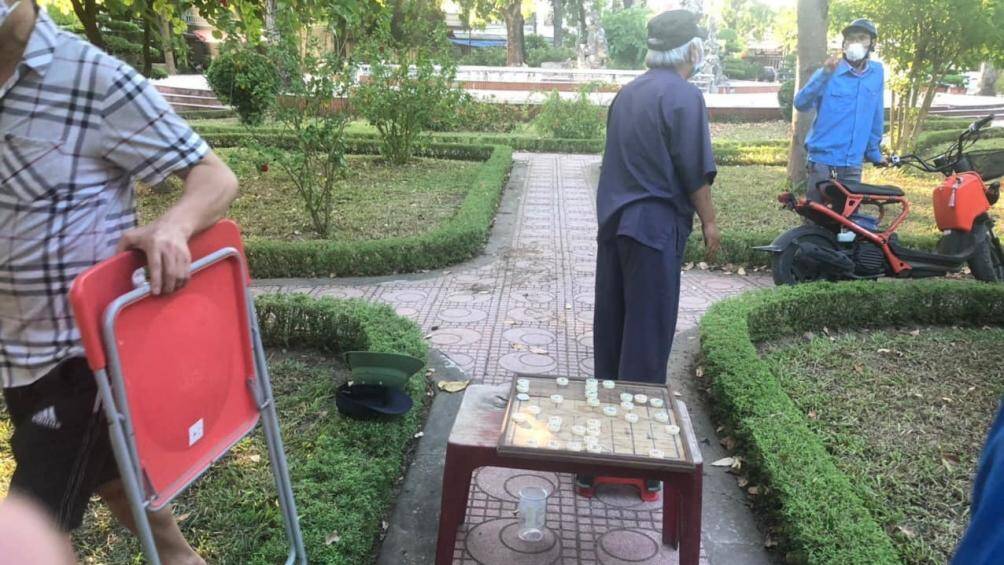 hoặc ra c&ocirc;ng vi&ecirc;n đi bộ, ngồi đ&aacute;nh cờ (ảnh: CATP Vinh chiều ng&agrave;y 17/8)