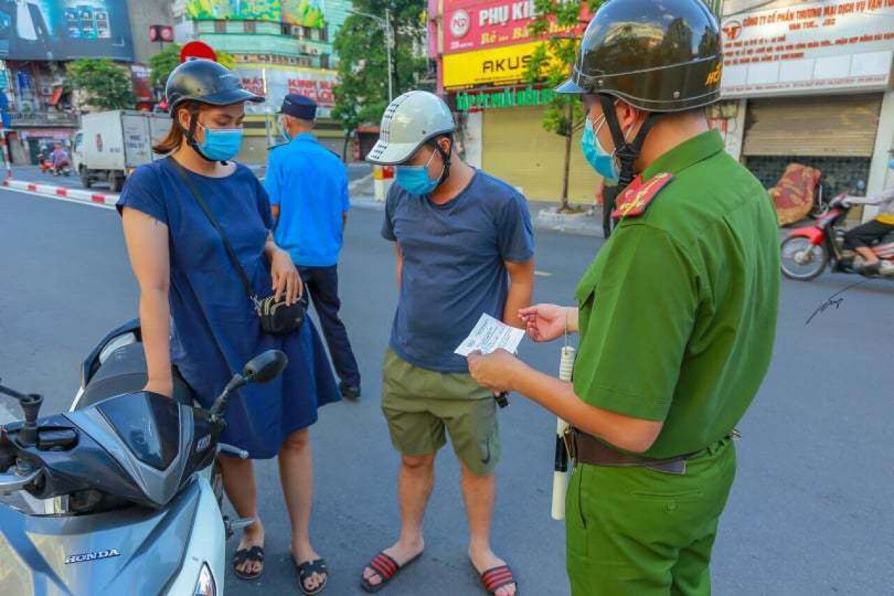 Bên cạnh việc tăng cường lực lượng ở các chốt kiểm soát, việc kiểm tra giấy đi đường cũng được thực hiện chặt chẽ hơn nhằm xác nhận giấy đi đường cấp đúng đối tượng, người ra đường đúng mục đích hay không, qua đó có cơ sở kiến nghị xử lý đơn vị cấp giấy nếu phát hiện vi phạm.