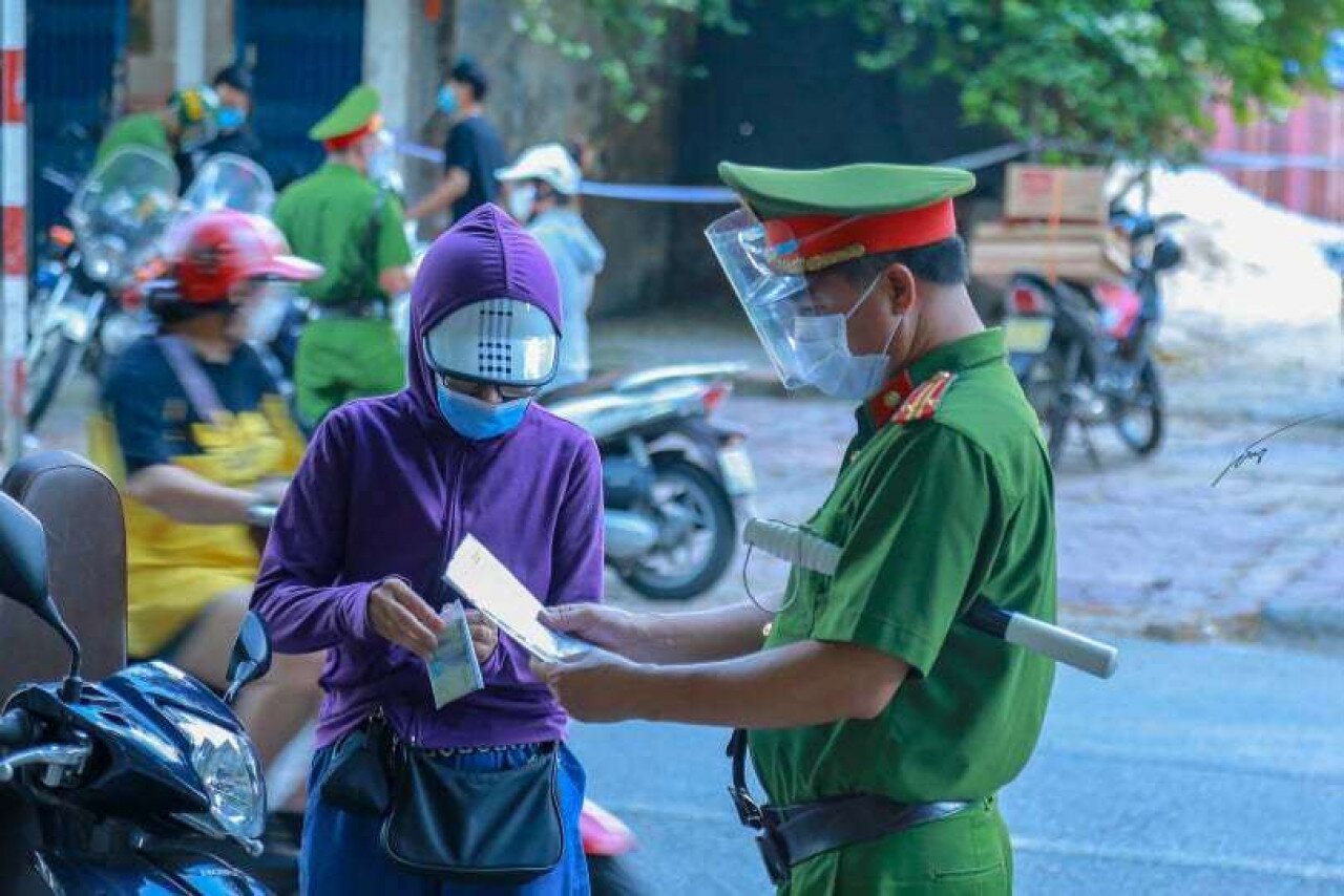 Để hạn chế người ra đường không cần thiết, Hà Nội lập nhiều chốt kiểm soát với sự tham gia của Công an phường, Công an quận, CSGT, dân quân tự vệ, thanh niên xung phong, nhân viên y tế và cán bộ địa bàn...