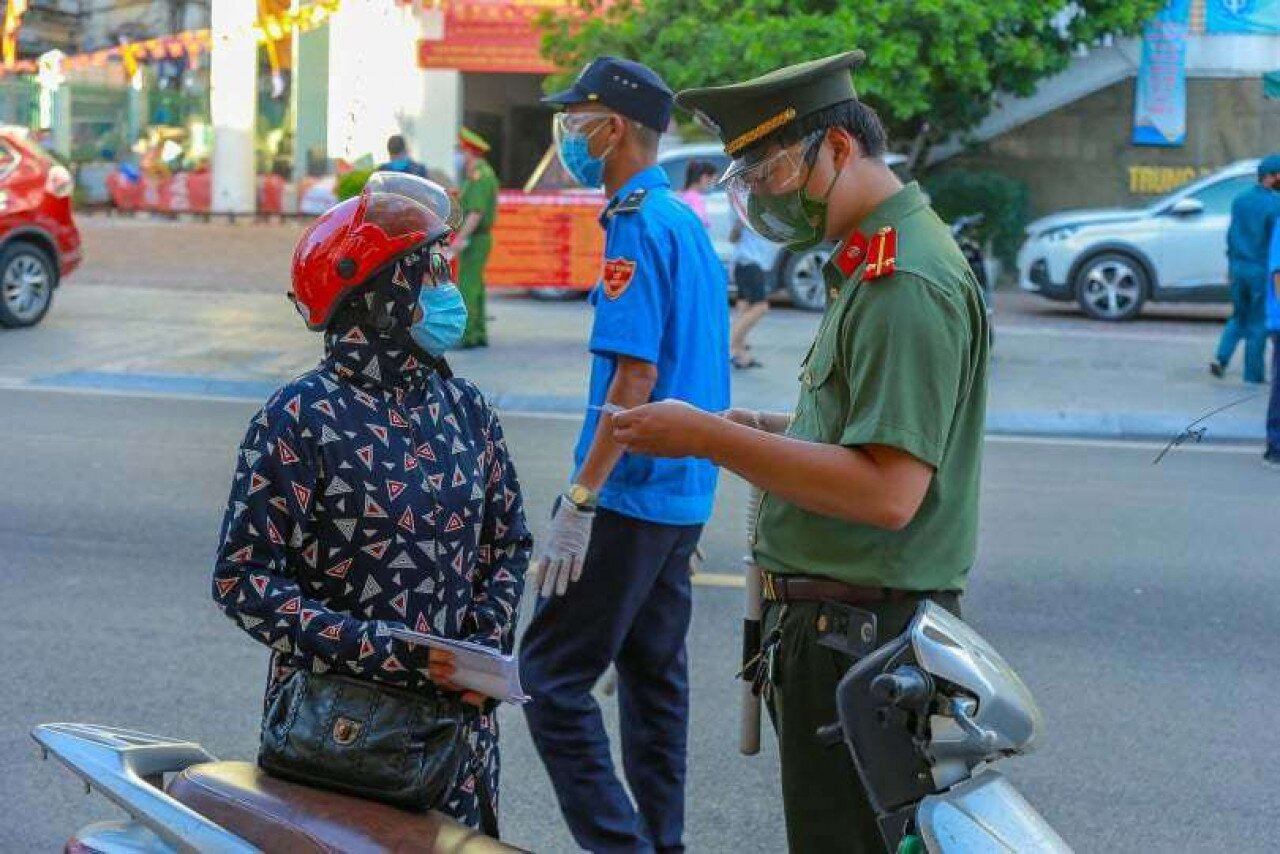 Tại khu vực ngã tư Bạch Mai - Lê Thanh Nghị - Thanh Nhàn, lực lượng chức năng kiểm tra giấy tờ tuỳ thân, giấy ra đường và nhắc nhở người dân phòng chống dịch bệnh.