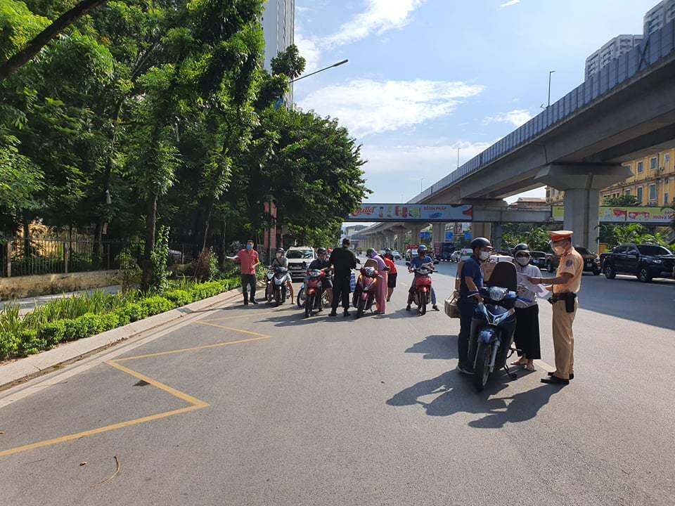 Theo ghi nhận, về cơ bản thì người dân đã ý thức và thực hiện nghiêm Chỉ thị của TP. Tuy nhiên, vẫn còn trường hợp người dân ra đường không vì mục đích thiết yếu như đi lấy hàng, giao hàng quà tặng, đi thăm người thân, hoặc khai báo quanh co... Đối với những trường hợp này, lực lượng chức năng tiến hành tuyên truyền, xử phạt.