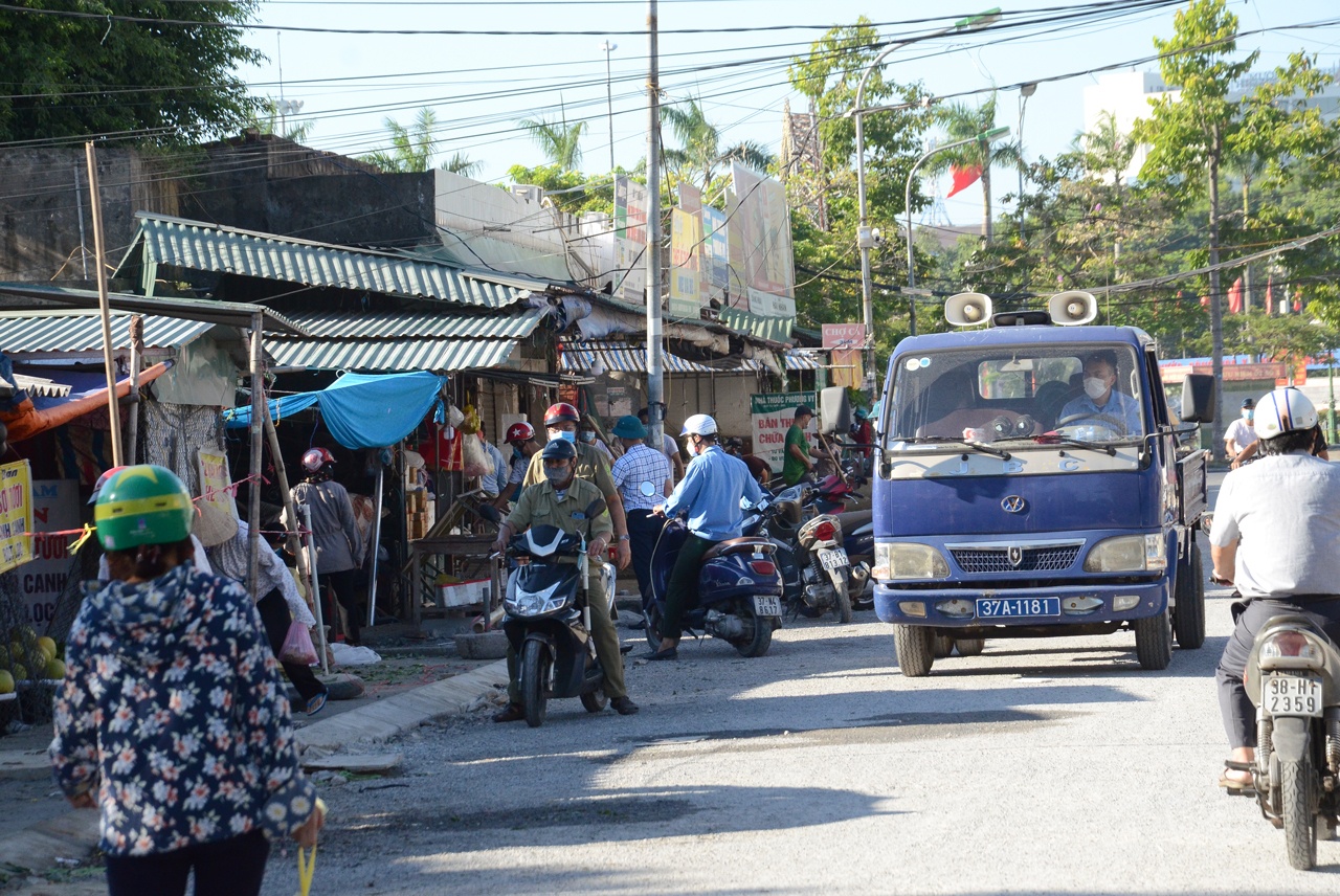 B&ecirc;n cạnh việc kiểm tra tr&ecirc;n đường, c&aacute;c phường cũng tăng cường kiểm tra trong khu vực chợ