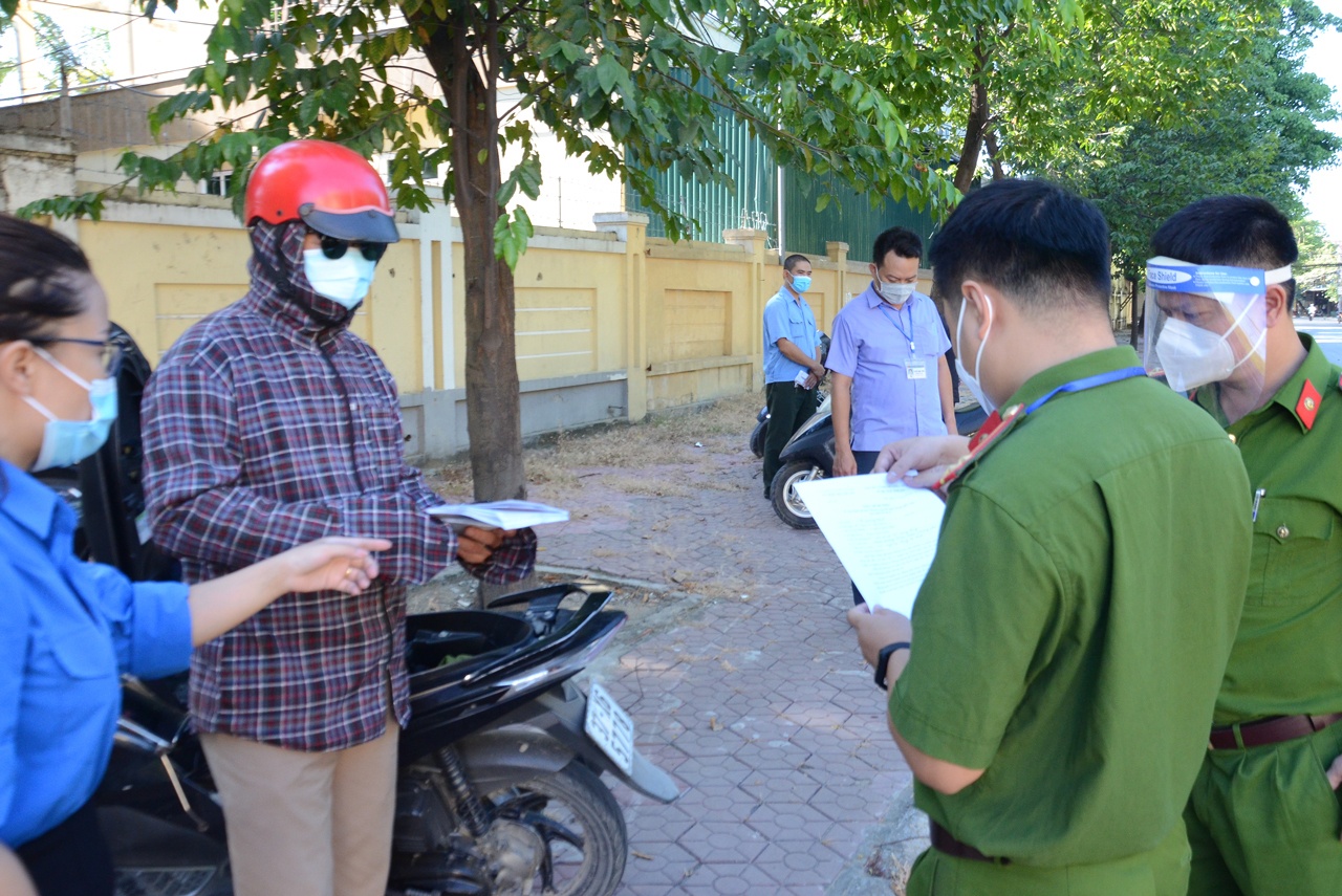 &Ocirc;ng Nguyễn Ngọc Thiện - Ph&oacute; Chủ tịch UBND Phường Hưng Ph&uacute;c cho biết: Từ h&ocirc;m nay phường lập 2 chốt, nhưng sẽ lưu động theo c&aacute;c tuyến đường của phường khi mật độ lưu th&ocirc;ng đ&ocirc;ng. C&aacute;c chốt sẽ kiểm tra người giấy tờ đối với người đi l&agrave;m, đi mua sắm. Ri&ecirc;ng người đi chợ th&igrave; chỉ tuy&ecirc;n truyền, nhắc nhở, từ ng&agrave;y 20/8 nếu đi chợ kh&ocirc;ng c&oacute; phiếu (hoặc c&oacute; phiếu kh&ocirc;ng đ&uacute;ng ng&agrave;y sẽ bị phạt)